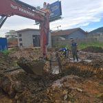 Rompimento de adutora provocado por obra de supermercado afeta abastecimento em bairros de Penha na tarde desta quarta-feira (05)