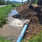 Rompimento de adutora provocado por terceiros afeta abastecimento em bairros de Penha na tarde desta segunda-feira (24)