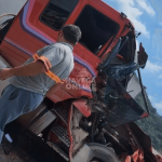 [VÍDEO] Caminhão bate na traseira de carreta e deixa motorista ferido