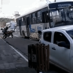 [VÍDEO] Ônibus quebra no Centro de Balneário Piçarras e passageira faz apelo a prefeituras da região