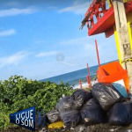 [VÍDEO] Banhista reivindica limpeza em trecho repleto de sacos de lixo na orla de Penha