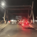 [VÍDEO] Carros batem sobre a ponte do rio Gravatá, entre Penha e Navegantes