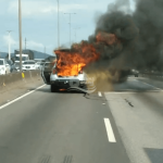 [VÍDEO] Alto fluxo de veículos e carro incendiando no meio da BR-101 deixa rodovia extremamente lenta na tarde desta sexta-feira (18)