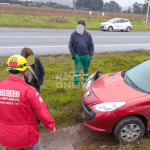 Peugeot sai da pista e cai em valeta de drenagem