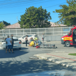 Acidente entre carro e scooter elétrica deixa condutor do veículo com lesão no braço