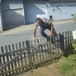 [VÍDEO] Andarilho pula cercado de propriedade e morador faz alerta para vizinhos