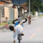 [VÍDEO] Ao se deparar com criança fazendo manobras de bicicleta em meio ao trânsito, morador faz desabafo