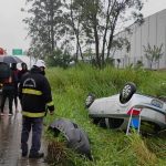 Aquaplanagem provocou capotamento de Chevrolet Onix neste sábado (24)