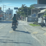 [VÍDEO] Ocupantes de scooter elétrica andam no meio da rua e motorista de automóvel fica bravo