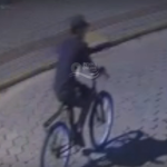 [VÍDEO] Bicicleta de funcionária é furtada do estacionamento de supermercado em Penha