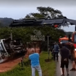 [VÍDEO] Caminhão tomba enquanto passava em lombada; motorista não se feriu