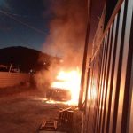 Carro pega fogo no bairro Santa Lídia, em Penha