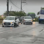 [VÍDEO] Carros e ônibus se envolvem em acidente em Penha