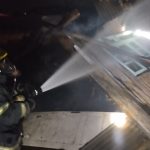 Fogo consumiu imóvel na noite deste domingo (18)