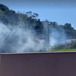 [VÍDEO] Fogo em entulho causa transtorno a moradores do loteamento Penha 1