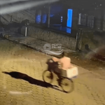 [VÍDEO] Homem de bicicleta faz “a limpa” em residência do Centro de Penha
