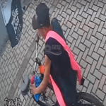 [VÍDEO] Homem é flagrado furtando bicicleta no Centro de Penha