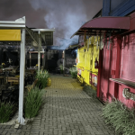 [VÍDEO] Incêndio destruiu contêiner de food park em Penha durante a madrugada