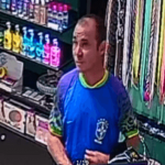 [VÍDEO] Ladrão é flagrado por câmera de segurança enquanto furtava loja