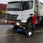 Moto vai parar embaixo de caminhão após manobra irregular