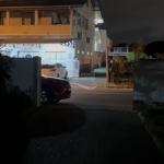 [VÍDEO] Motoristas estacionam de “qualquer jeito” e causam confusão em rua de Penha