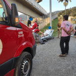 Mulher fica ferida após acidente entre moto e caminhão na marginal da BR-101 em Penha