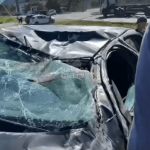 [VÍDEO] Mãe e filha se ferem em decorrência da saída de pista e capotamento de Peugeot