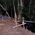 [VÍDEO] Obra no pé de morro bloqueia acesso à trilha famosa em Penha