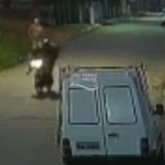 [VÍDEO] Penha: condutor de moto mata cachorrinho atropelado e deixa o local sem prestar socorro