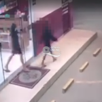 [VÍDEO] Penha: dupla de meninos furta padaria na Praia de Armação