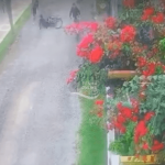 [VÍDEO] Penha: jovens levam tombo em lombada feita em estrada de terra; dispositivo em via não pavimentada é ilegal