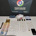 Policiais militares abordam homens vendendo e comprando drogas; dupla foi presa em flagrante
