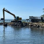 Prefeitura de Penha inicia trabalho de desassoreamento da boca da barra do Rio Iriri