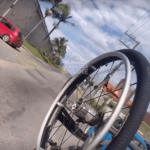 [VÍDEO] Proprietário de cadeira de rodas busca por roda que caiu durante transporte em Barra Velha
