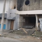 [VÍDEO] Prédio abandonado no Gravatá de Navegantes virou hospedaria de andarilhos; vizinhos cobram solução