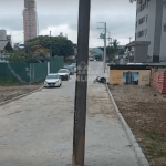 [VÍDEO] Sem qualquer sinalização, poste fica no meio da via após pavimentação de rua em Balneário Piçarras