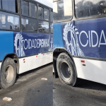 Ônibus do transporte coletivo de Penha roda com pneu furado e passageiros reclamam