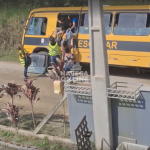 [VÍDEO] Ônibus escolar cai em vala no interior de Navegantes