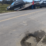 [VÍDEO] Acidente foi registrado em Penha após motorista desviar de bocas de lobo que viraram crateras ao longo da Estrada Geral da Santa Lídia