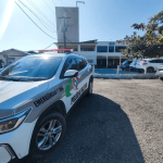 Caminhoneiro com mandado em aberto é denunciado e preso pela Polícia Militar
