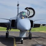 [VÍDEO] Décimo Gripen da Força Aérea Brasileira decola do Aeroporto de Navegantes rumo à Base Aérea de Anápolis