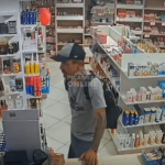 [VÍDEO] Homem furta produto em farmácia e proprietário faz alerta ao comércio em geral