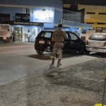[VÍDEO] Motorista bate na traseira de veículo estacionado em avenida do Centro de Penha