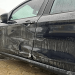 Motorista foge após bater em outro carro estacionado em Penha; dona do carro atingido busca imagens para identificar autor do acidente