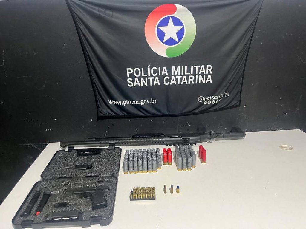 Navegantes: Homem dá tiros de espingarda nos fundos de residência e vai preso; espingarda, pistola e mais de 100 munições são apreendidas