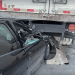 [VÍDEO] Penha: motorista de Peugeot acerta traseira de caminhão, deixa veículo destruído e desaparece