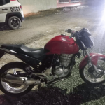 Perseguição policial por vias públicas acaba com moto apreendida e dois homens presos