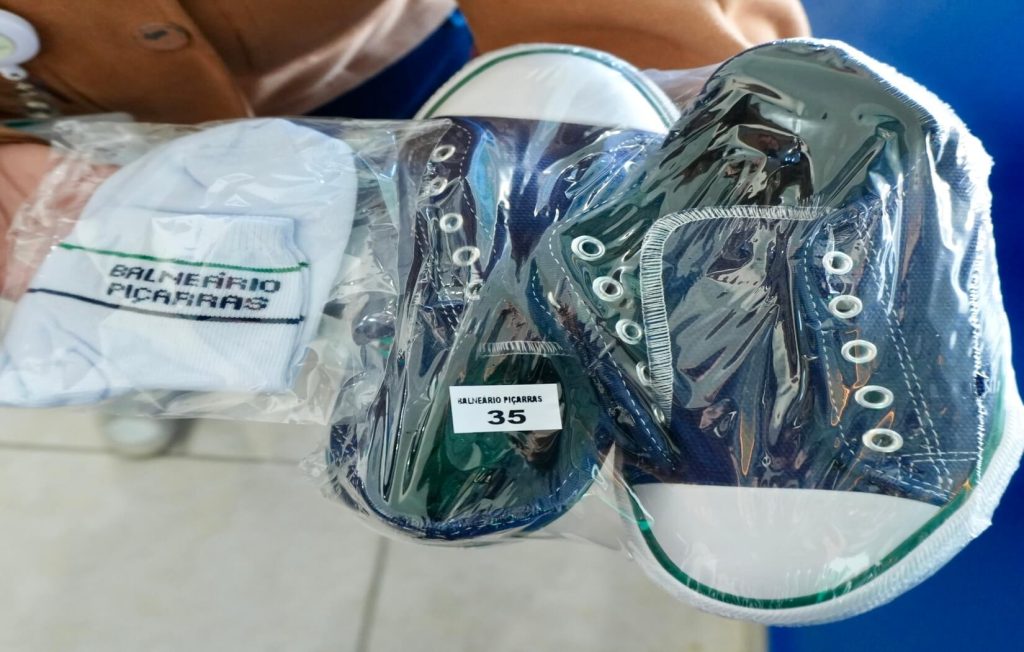Educação inicia entrega dos uniformes de inverno em Balneário Piçarras