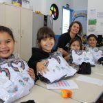 Uniformes de inverno começam a ser entregues para mais de 20 mil estudantes em Navegantes