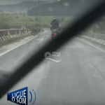 [VÍDEO] I-N-A-C-R-E-D-I-T-Á-V-E-L: passageiro de Biz é flagrado sentado sobre botijão de gás em Penha